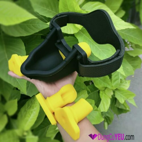 MÁNG HỨNG NƯỚC TIỂU ĐEO MIỆNG
